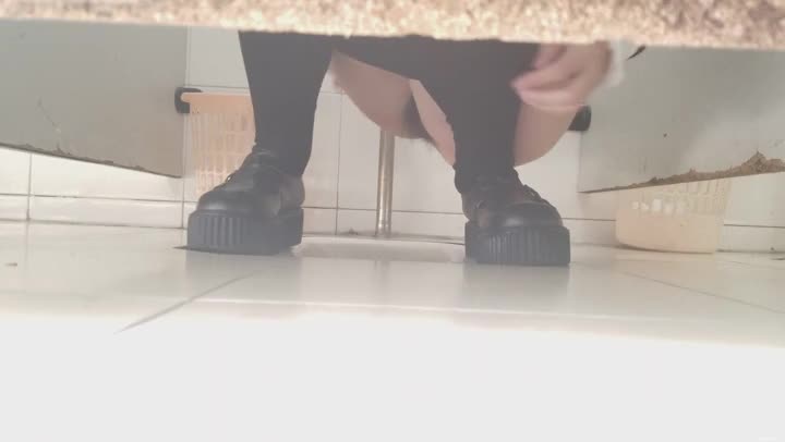 大神潜入学校女厕尾随两位漂亮的美女老师 近距离偷窥她们的肥鲍鱼